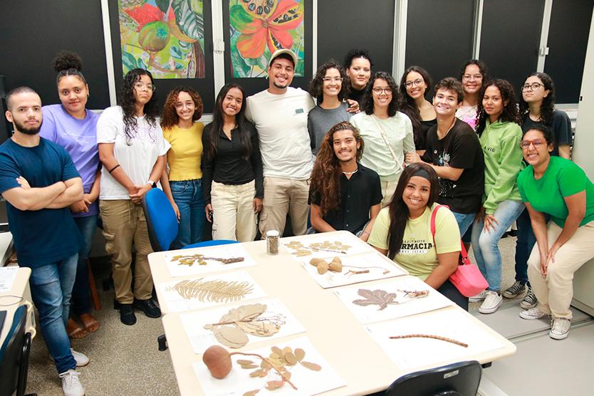 Estudantes da UFOB posam para foto em ambiente de sala de aula