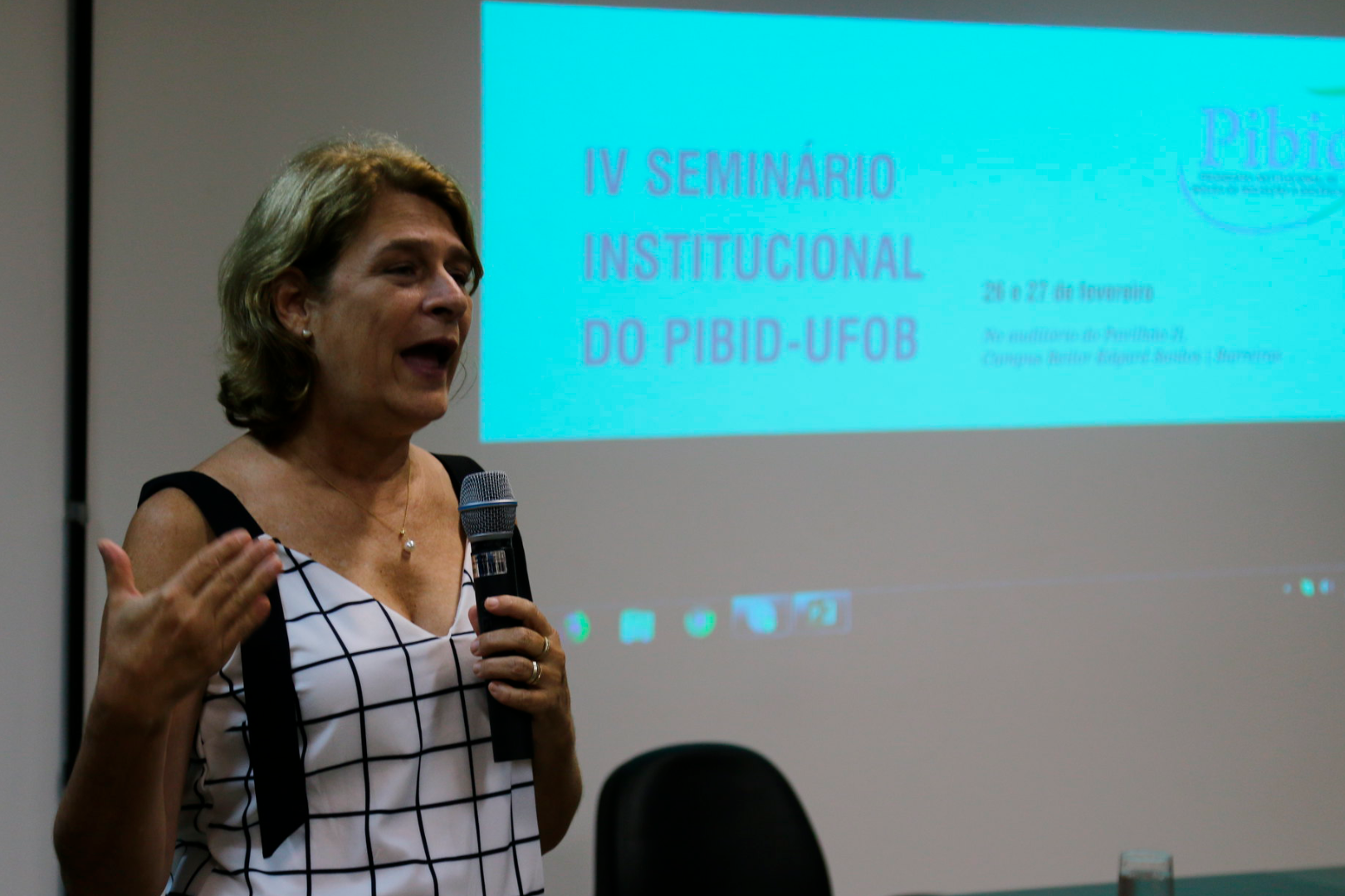 Imagem de professora falando durante IV Seminário Institucional do Pibid