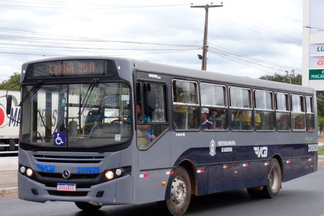 Imagem de ônibus da VCB, que circula para o Campus Reitor Edgard Santos, em Barreiras