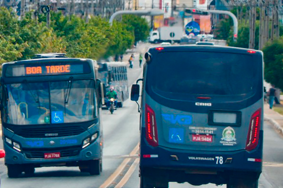 Imagem de ônibus coletivos circulando pela BR 242,em Barreiras