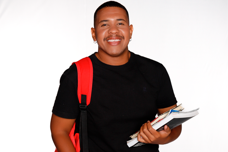 Imagem de estudante com caderno na mão