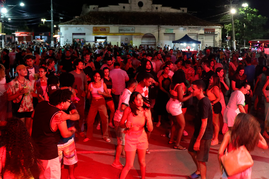 Foto de multidão curtindo programação cultural do Congresso do III Congresso da UFOB na Praça Landulfo Alves