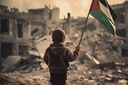 Imagem de uma criança segurando uma bandeira da Palestina em frente a um cenário destruído pela guerra