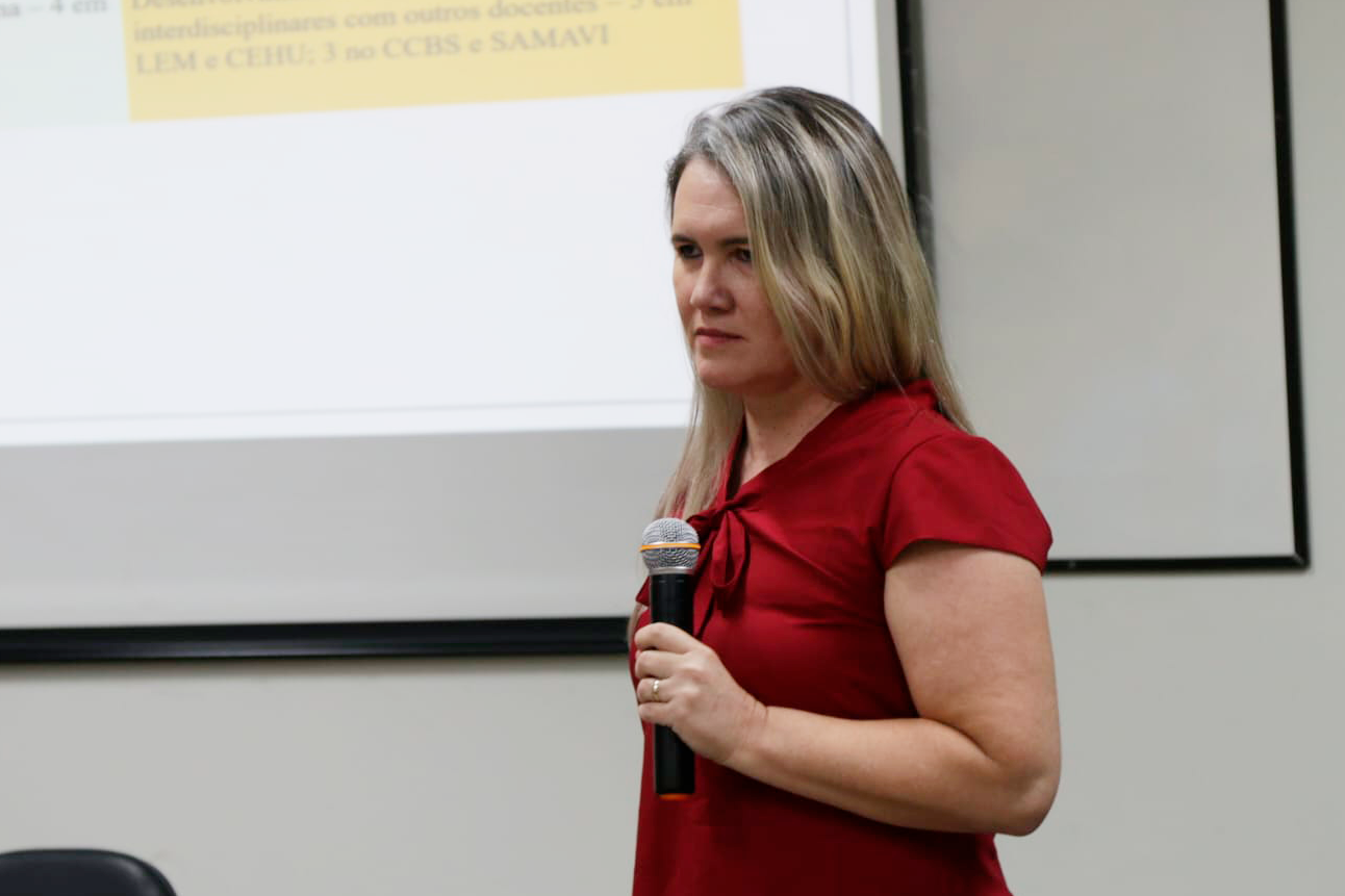 Imagem de mulher branca durante fala em IX Encontro de Coordenadores de cursos de graduação da UFOB