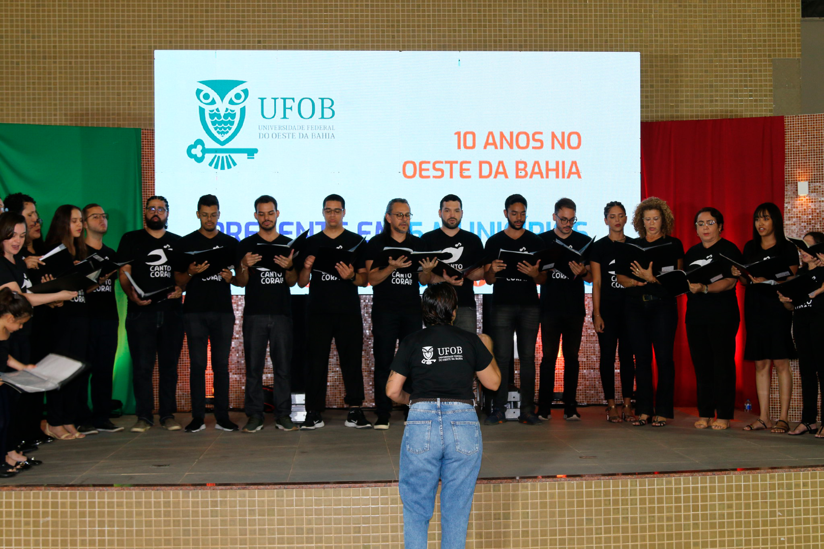 Foto de apresentação do Projeto Canto Coral durante o III Congresso da UFOB