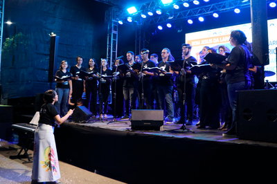 Foto de apresentacão do Canto Coral da UFOB na Praça Landulfo Alves, em Barreiras