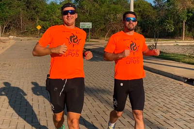 Imagem de duas pessoas correndo no Campus Reitor Edgard Santos, em Barreiras