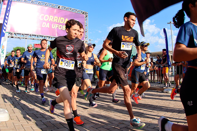 Imagem de corredores na largada da segunda corrida da UFOB