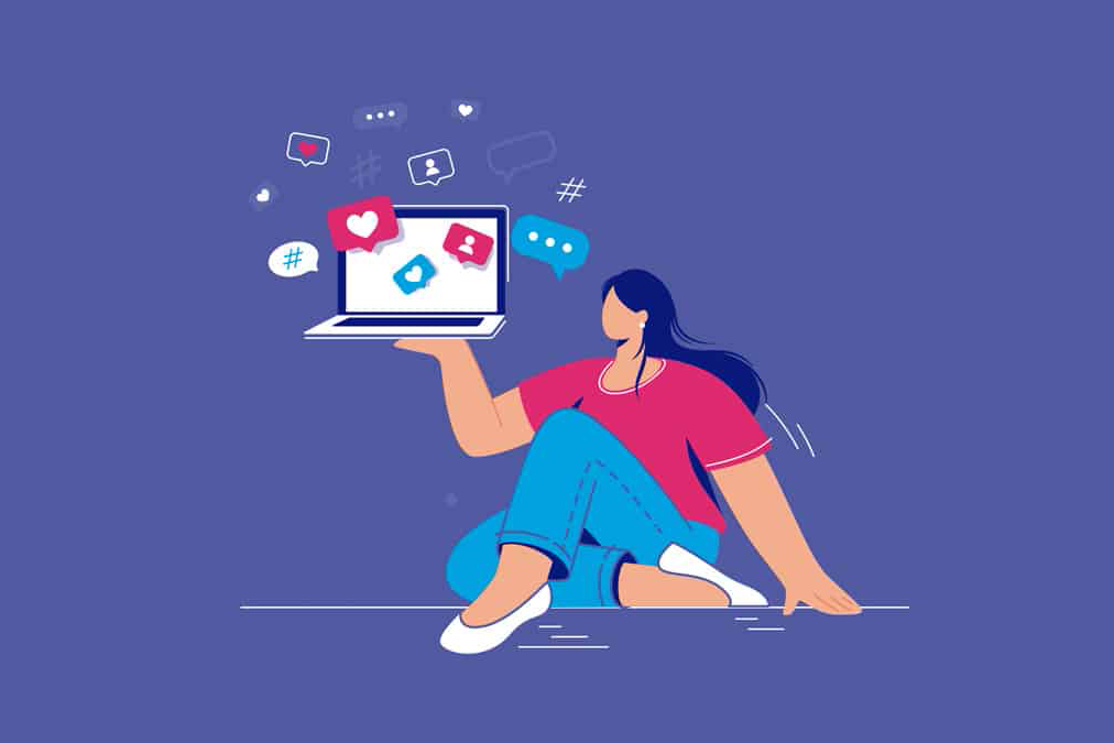 Imagem em fundo lilás com desenho de uma mulher segurando um notebook, em que saem da tela ícone de seguidores, coração, hashtag, reticências 