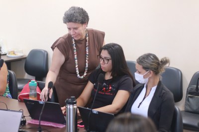 Foto de pessoas da UFOB durante curso sobre uso de tecnologias digitais para o ensino de pessoas com deficiência visual, em fevereiro de 2025