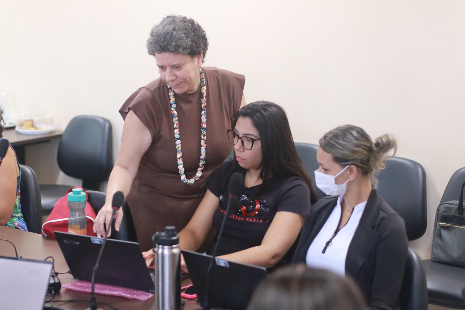 Foto de pessoas da UFOB durante curso sobre uso de tecnologias digitais para o ensino de pessoas com deficiência visual, em fevereiro de 2025