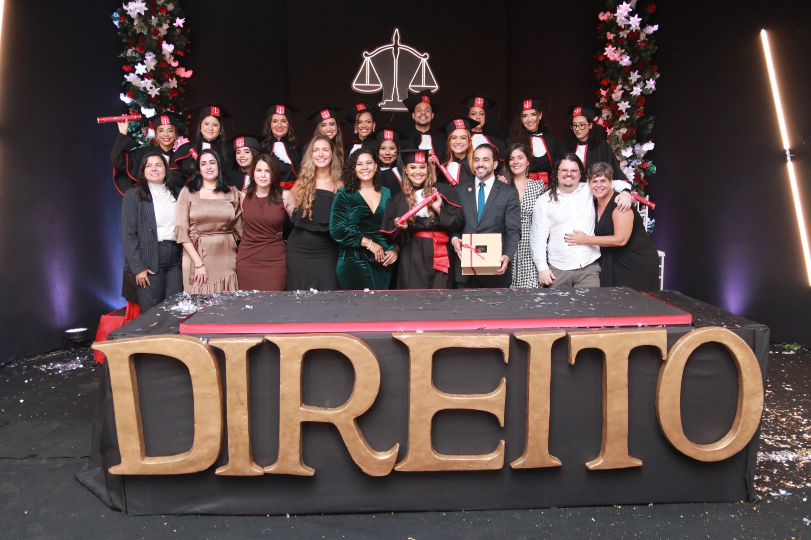 Imagem de estudantes e professores do curso de Direito durante colação de grau do semestre 2024.2