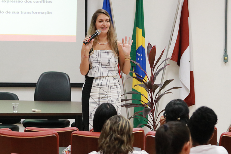 Imagem de professora Maria Victória Braz durante oficina de Comunicação Não-Violenta, realizada no Projeto Escuta Itinerante 2024