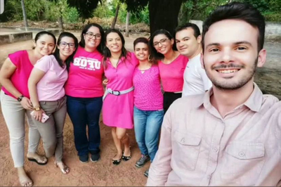 Foto de grupo de servidores da UFOB embaixo de uma árvores