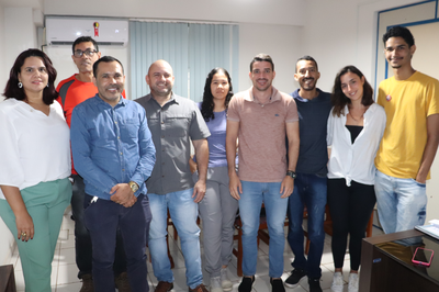 Imagem de dirigentes e estudantes da UFOB durante reunião o secretário de Infraestrutura, Obras, Serviços Públicos e Transporte de Barreiras, Bruno José Castro, e com o fiscal do contrato com a empresa concessionária de transporte público, Dourival Mamed, 