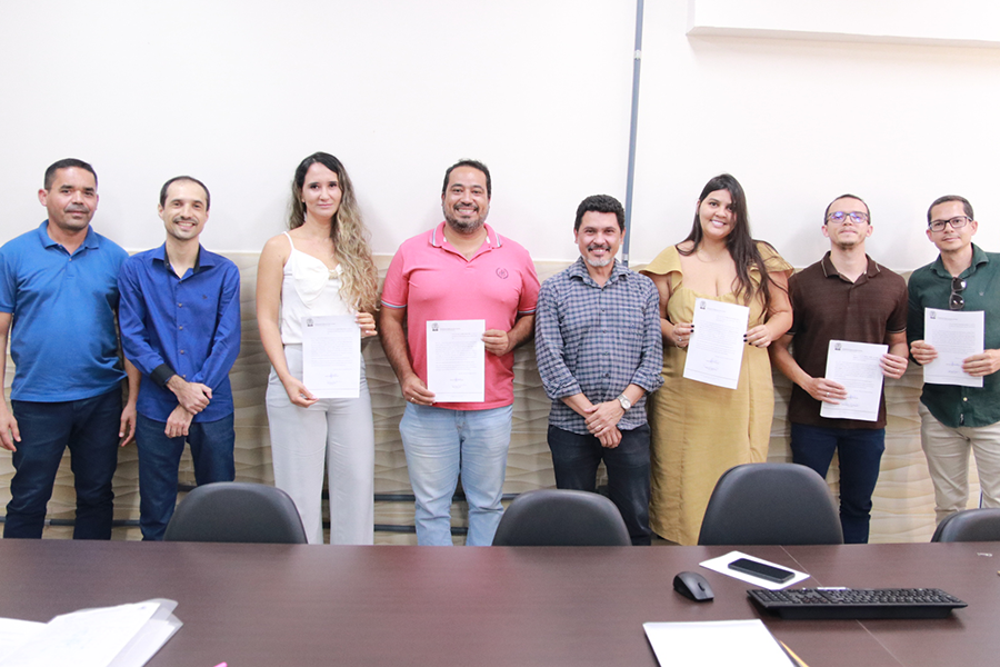 Imagem de novos servidores da UFOB sendo empossados pelo reitor, professor Jacques Antonio de Miranda | Foto: Diego Gil