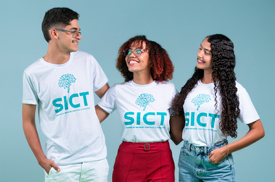 Imagem de três estudantes com camisa do Seminário de Iniciação Científica e Tecnológica (SICT) da UFO abraçados e felizes