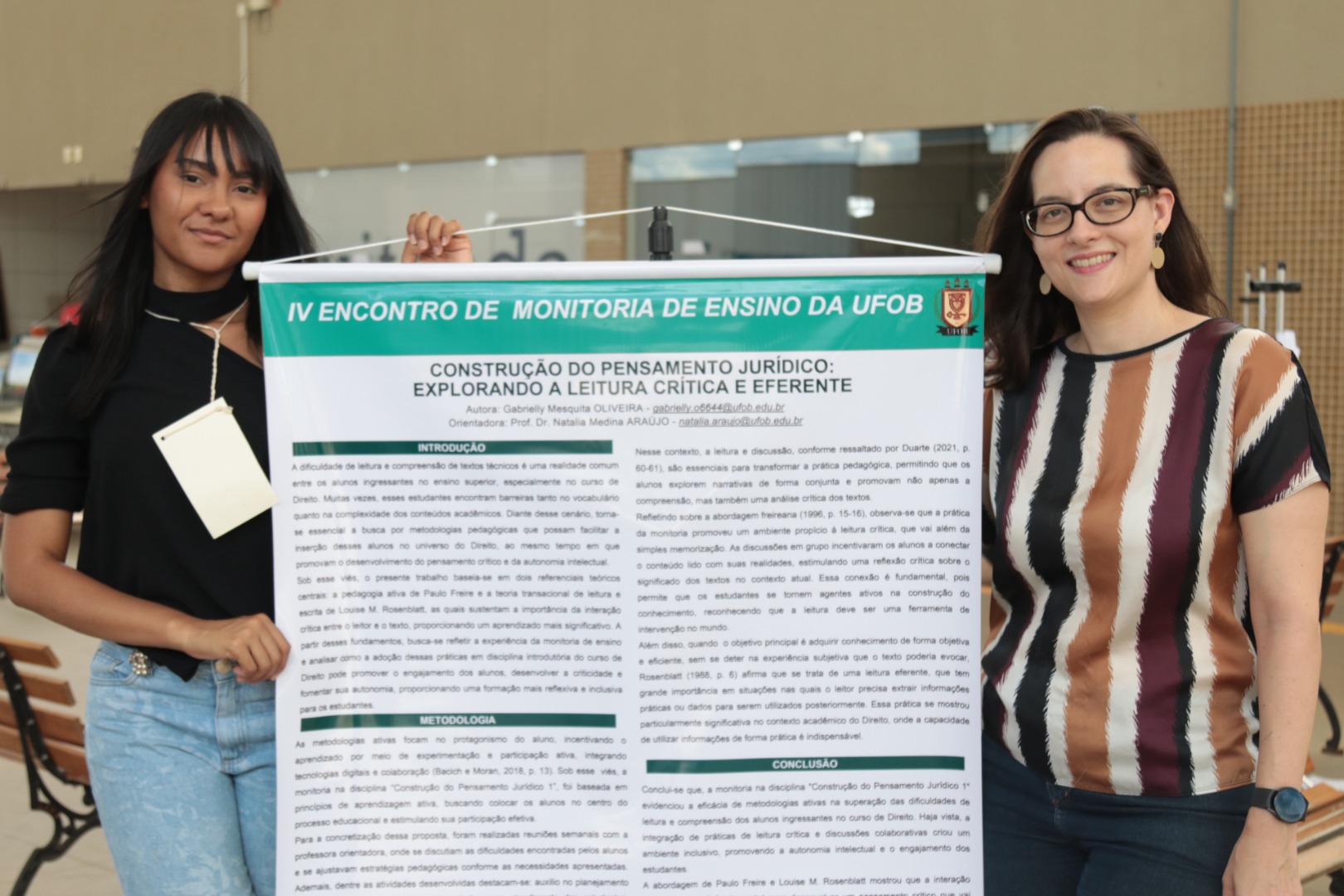 Imagem de estudante e professora orientadora durante o IV Encontro de Monitoria de Ensino da UFOB