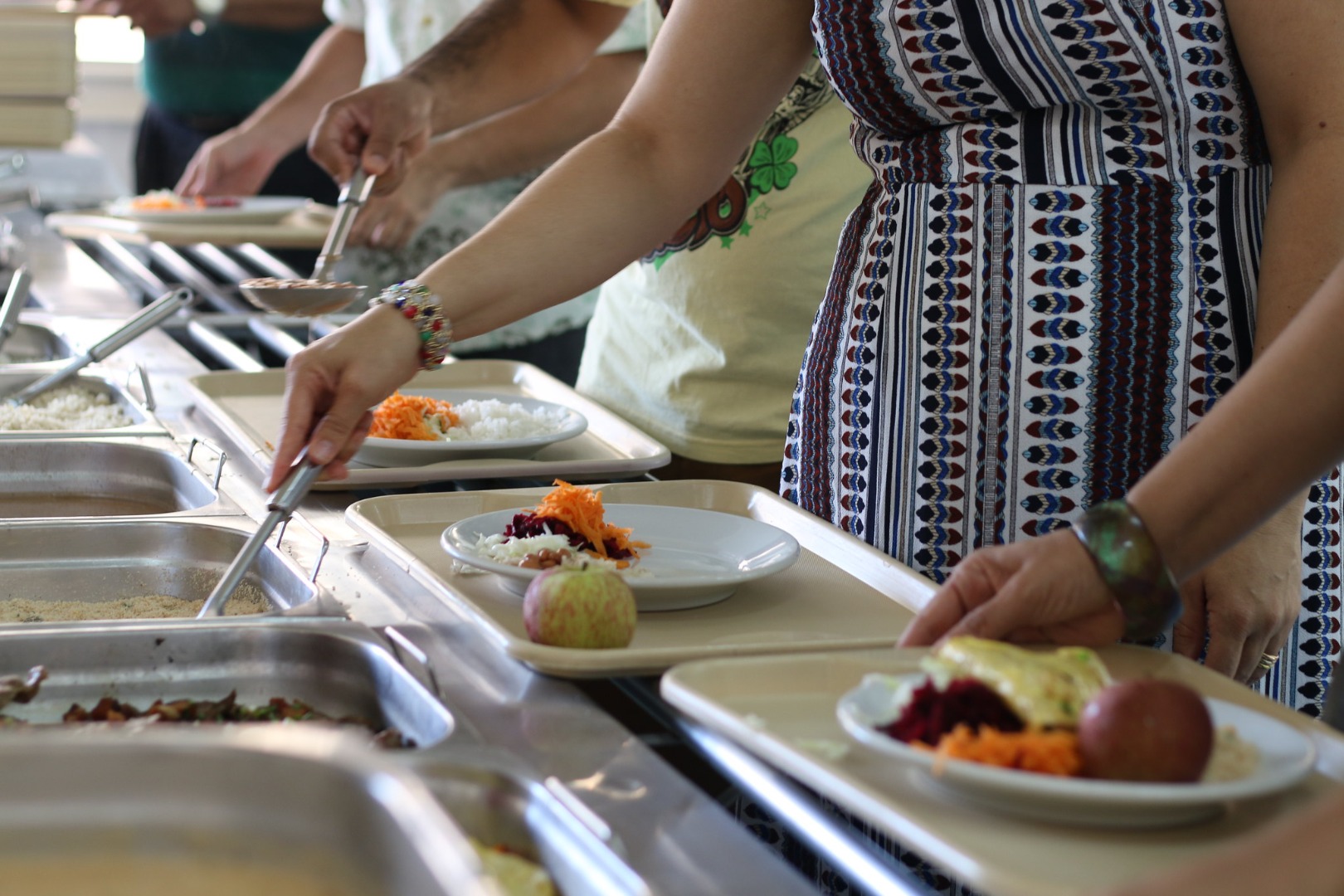 Imagens de pessoas se servindo no Restaurante Universitário Provisório da UFOB