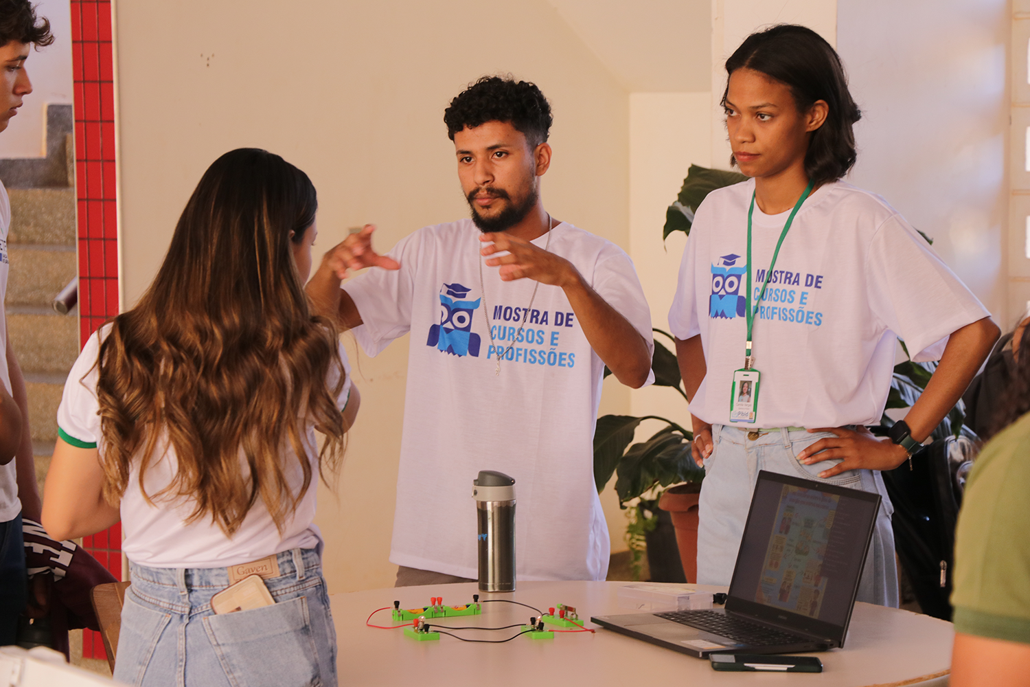 Imagem de voluntários trabalhando na Mostra de Cursos e Profissões 2026