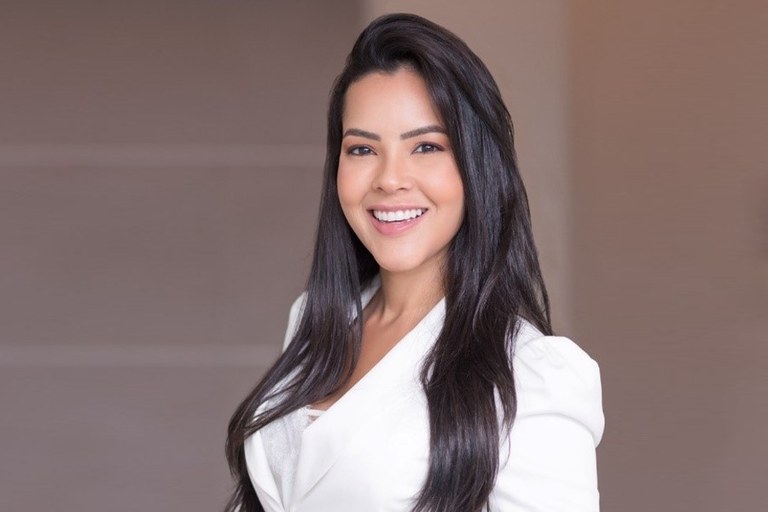 Foto de psicóloga Giovanna Carla Sena Lacerda, que participará da Roda de Conversa "Emoções e Aprendizagem: uma abordagem neuropsicopedagógica"