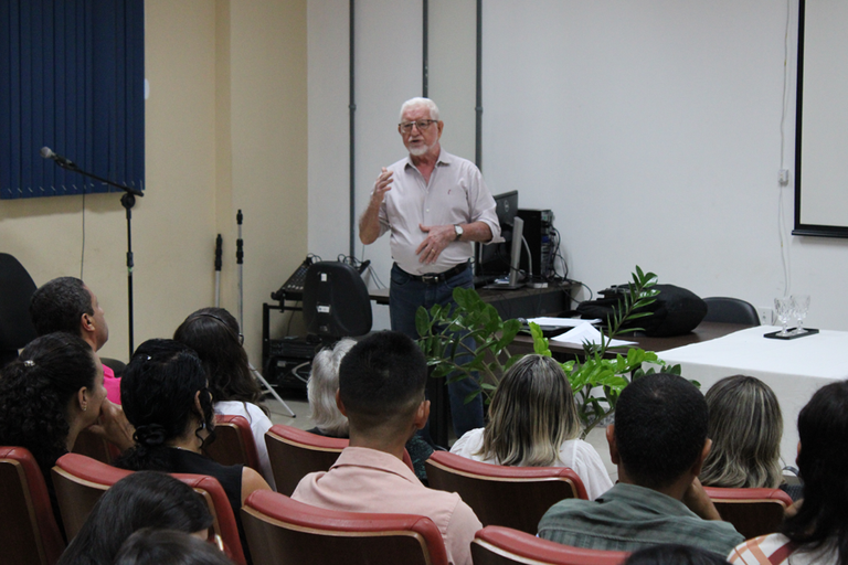 Imagem de palestra do Simpósio Universidade, Escola e Profissão Docente 