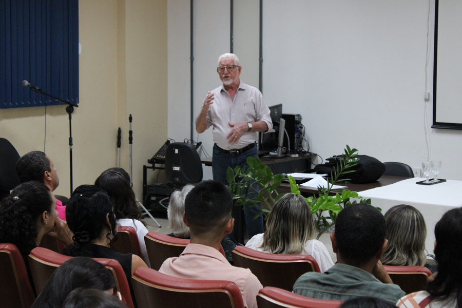 Imagem de palestra do Simpósio Universidade, Escola e Profissão Docente 