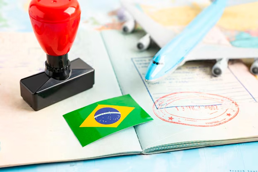 Arte em fundo branco com elementos relacionados a viagens, incluindo um passaporte aberto, um carimbo, um avião de brinquedo e uma bandeira do Brasil