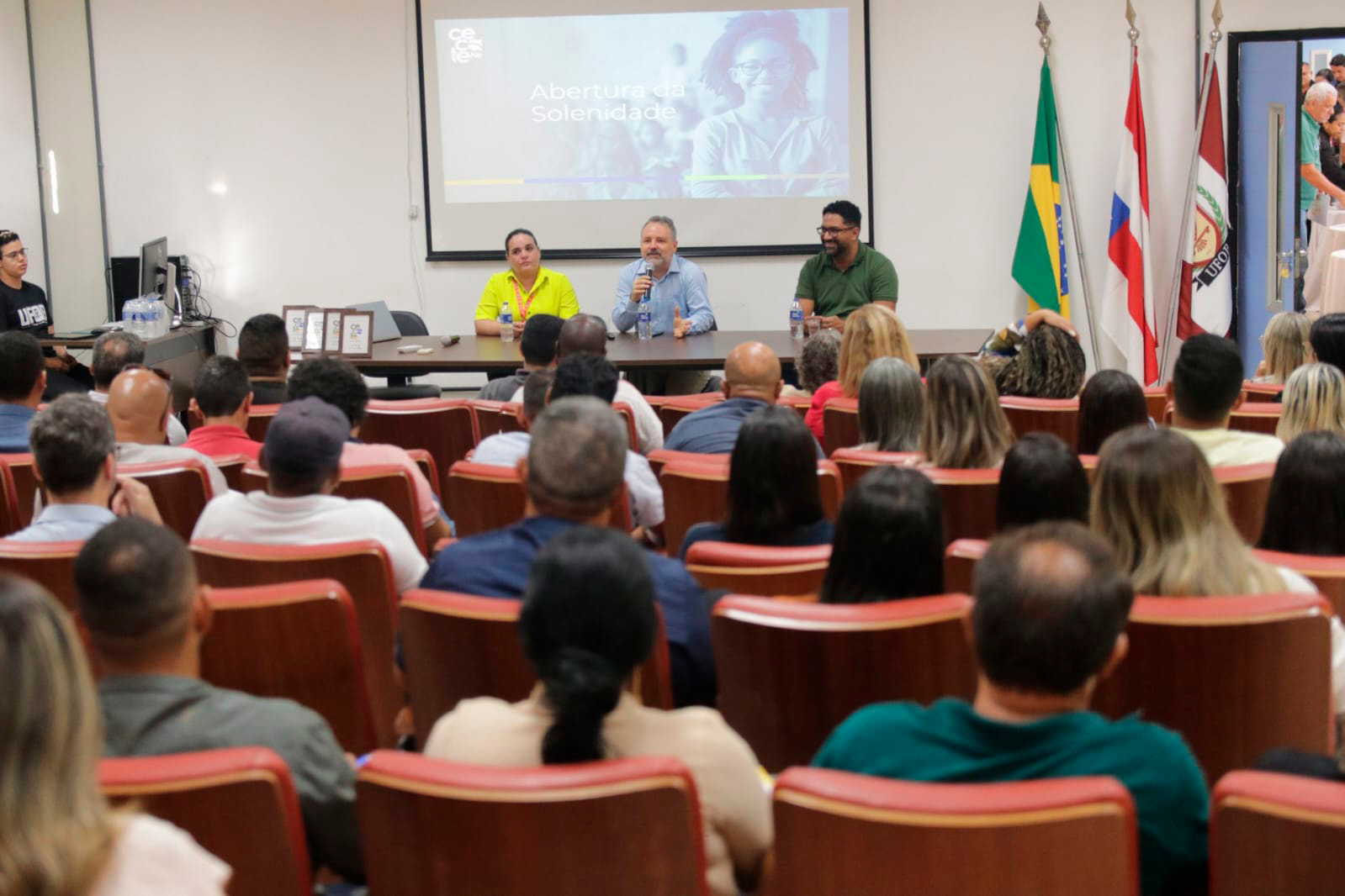 Imagem da mesa de abertura do Encontro de Formação do Transporte Escolar, ocorrido nesta quarta-feira (23), em Barreiras