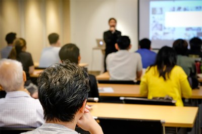Imagem de pessoas numa sala em um encontro de aprendizado