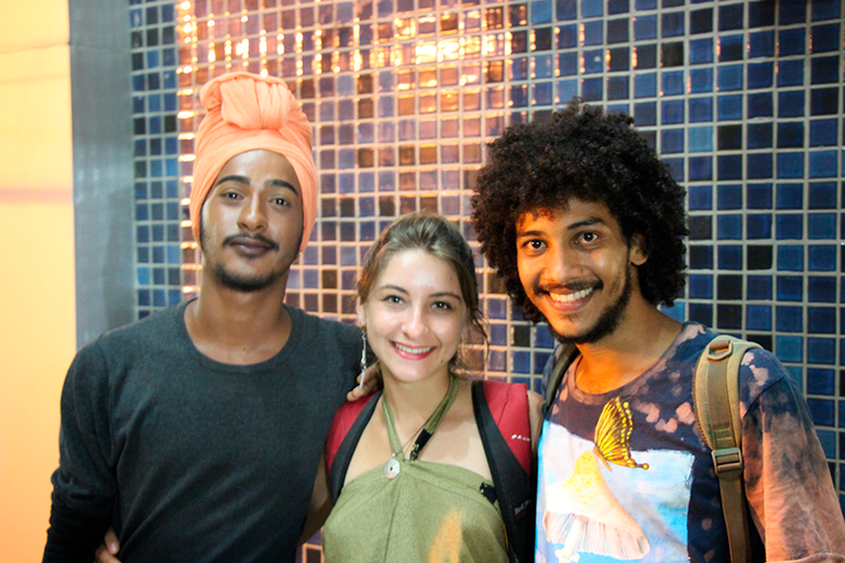 Foto de três estudantes abraçados durante a Semana de Integração Universitária