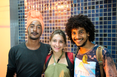 Foto de três estudantes abraçados durante a Semana de Integração Universitária