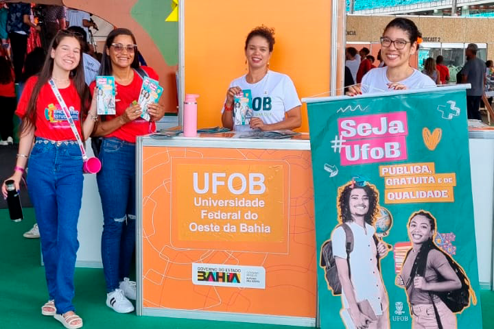 Foto de estudantes em estande da UFOB no Encontro Estudantil da Rede Estadual de Educação, ocorrido no dia 18 de dezembro,  em Salvador