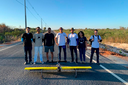 Foto da equipe do projeto AeroChico, do Centro Multidisciplinar de Bom Jesus da Lapa, com protótipo de aeronave leve, não tripulada, projetada para o transporte de carga e que consiga voar com o máximo de peso possível 