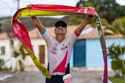 Estudante Verofabio Terto Barbosa, do Programa de Pós-Graduação em Ciências Ambientais (PPGCA) da UFOB, consquista vaha em Campeonato Mundial de Triathlon 2026