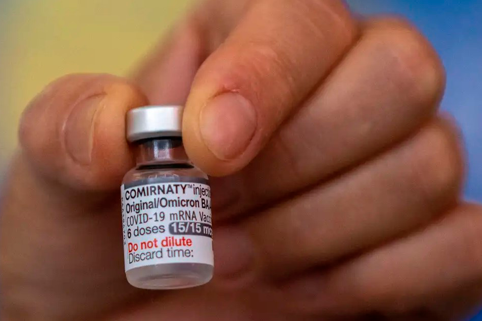 Foto de mão segurando dose da vacina contra Covid-19. Crédito da foto: Fábio Rodrigues Pozzebon | Agência Brasil