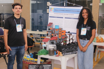 Imagem de estudantes durante exposição na edição 2024 da Feira de Inovação e Ciências do Oeste da Bahia