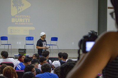 Foto do professor Cícero Souza em conversa com estudantes no auditório do CETEP, em Santa Maria da Vitória | Imagem: Halerrandra Oliveira