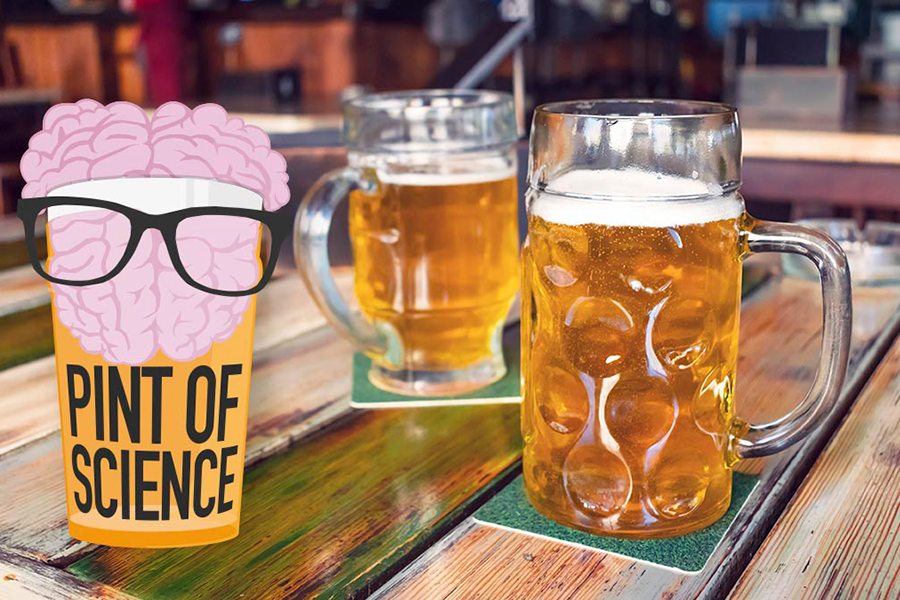 Imagem de três copos de chopp, com um escrito "Pint of Science"