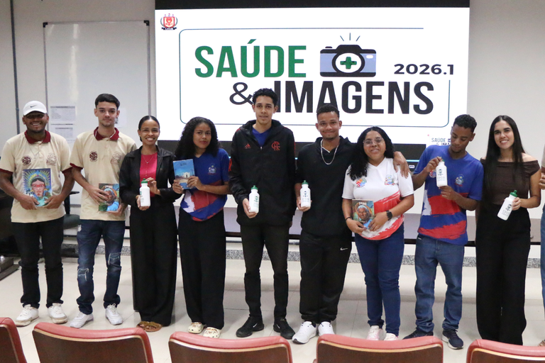 Pessoas participantes do Festival Saúde de Imagem durante exibição de filme na UFOB