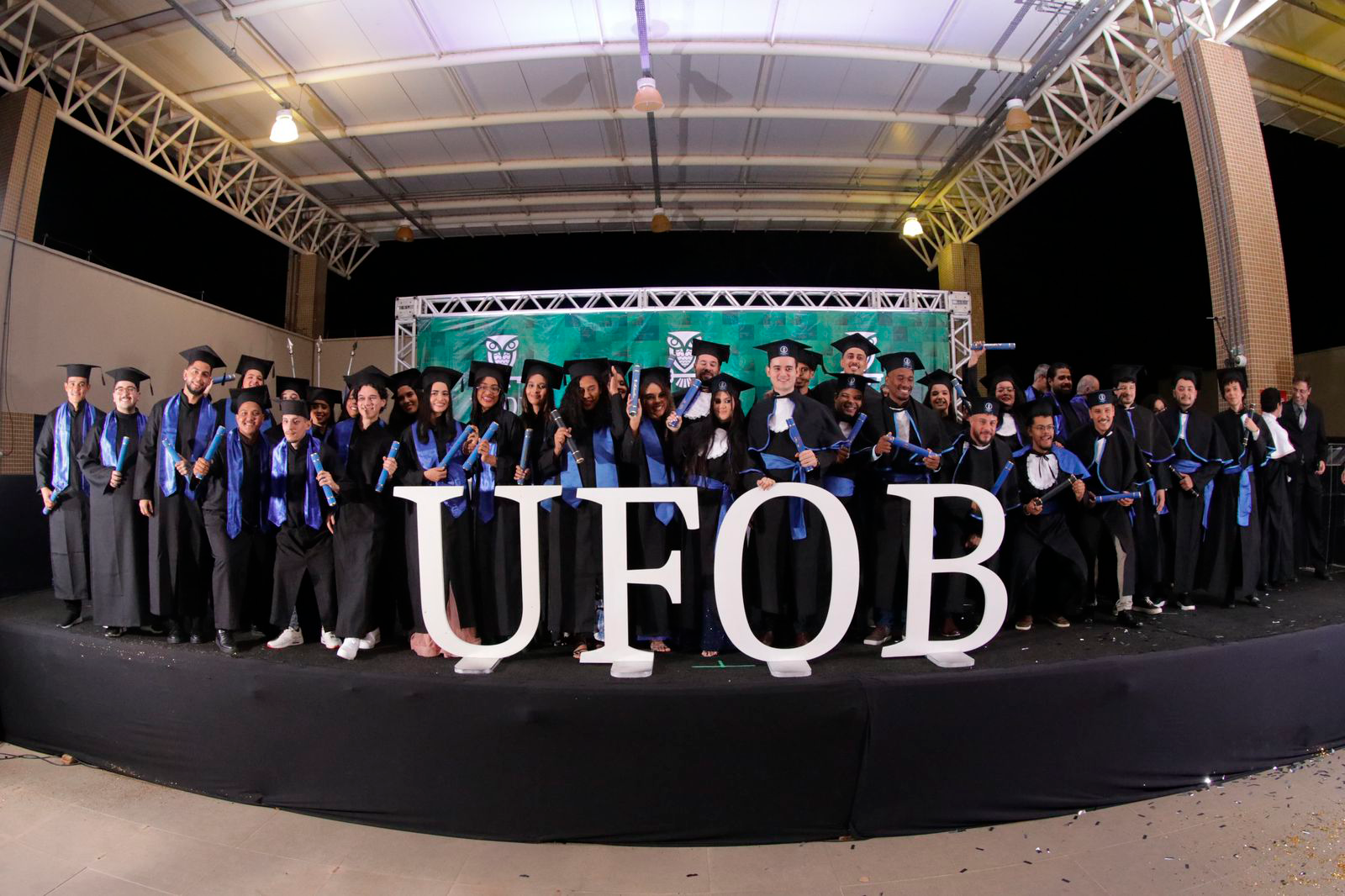 Imagem dos estudantes do Centro das Ciências Exatas e das Tecnologias durante colação de grau ocorrida no dia 25 de abril de 2025