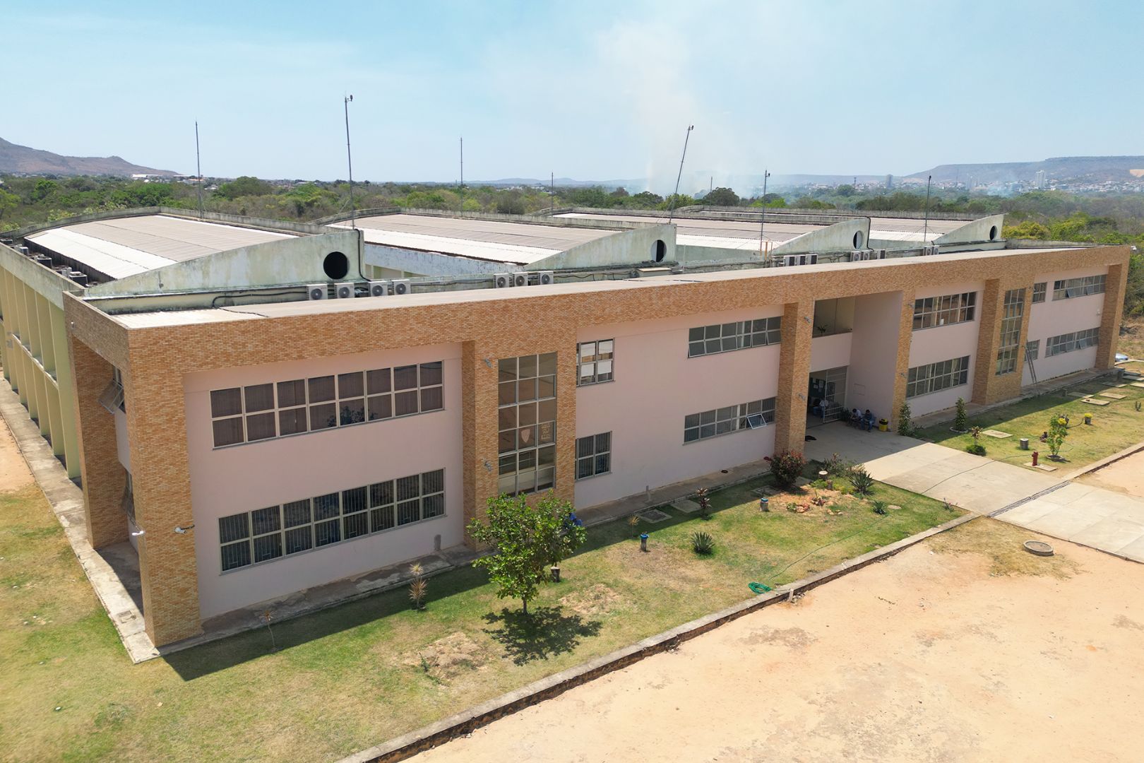 Imagem da fachada do Pavilhão de Aulas 1 da UFOB, no Campus Reitor Edgard Santos, em Barreiras