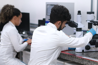 Imagem de dois pesquisadores em laboratório da UFOB