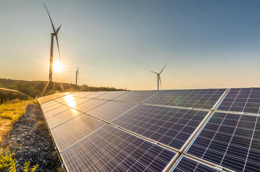 Foto de placas fotovoltaicas e energia eóloca