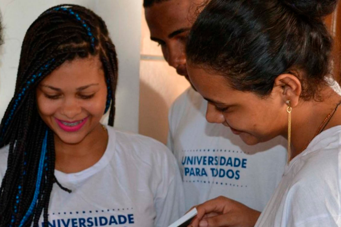 Foto de três estudantes lendo um livro | Divulgação Secretaria de Educação da Bahia