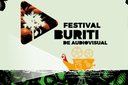 Arte em fundo verde com a marca do Festival Buriti de Audiovisual e uma imagem estilizada de uma câmera de cinema em um barco com carranca
