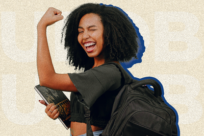 Foto de estudante negra sorrindo fazendo símbolo de força com o braço