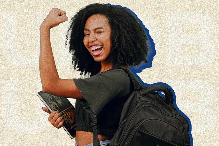 Foto de estudante negra sorrindo fazendo símbolo de força com o braço