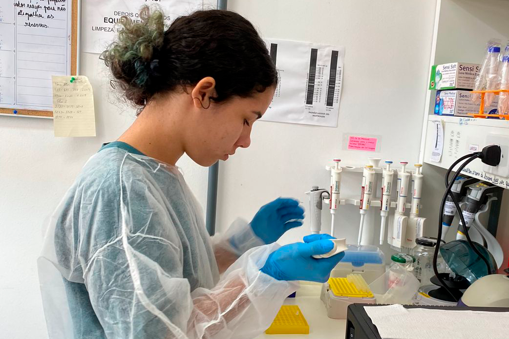 Imagem de estudante em laboratório da UFOB durante programa Imersão Científica 2024