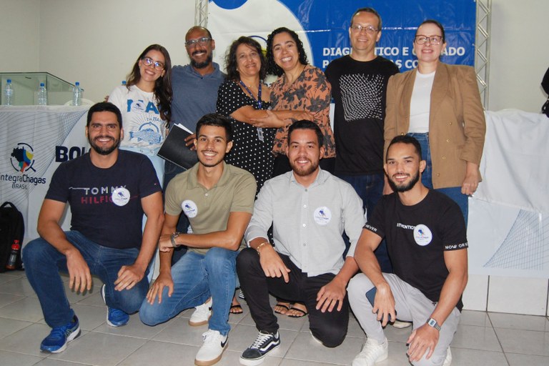 Imagem de Eliana Amorim, coordenadora do IntegraChagas Brasil, com professores Luis Gustavo Rodrigues e Jonilson Berlink, e alunos da UFOB